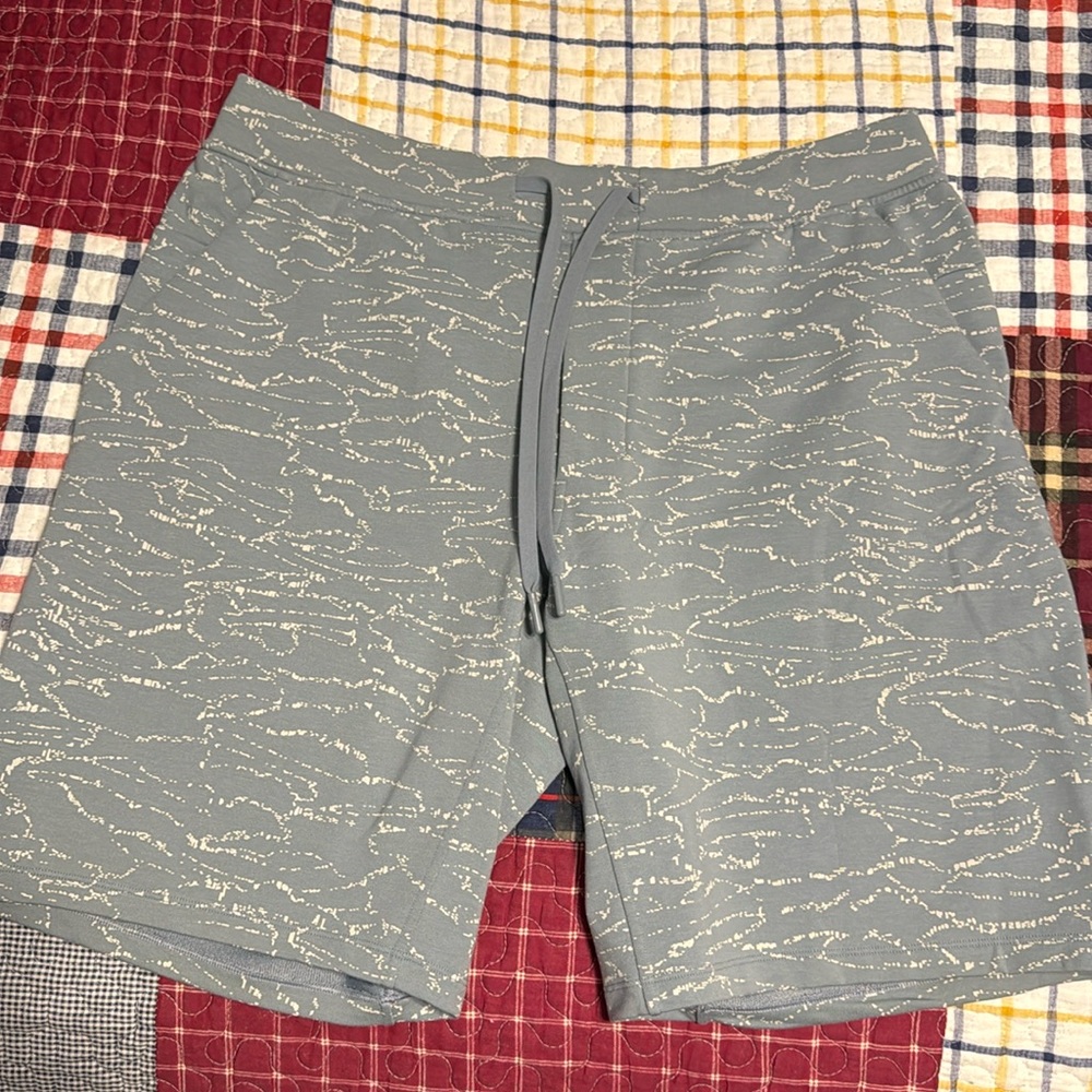Lululemon men’s XL sweat short